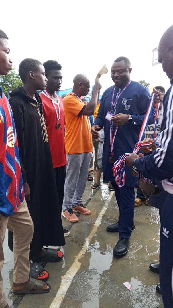 Remise de médailles aux élèves à l'issue d'une activité sportive.