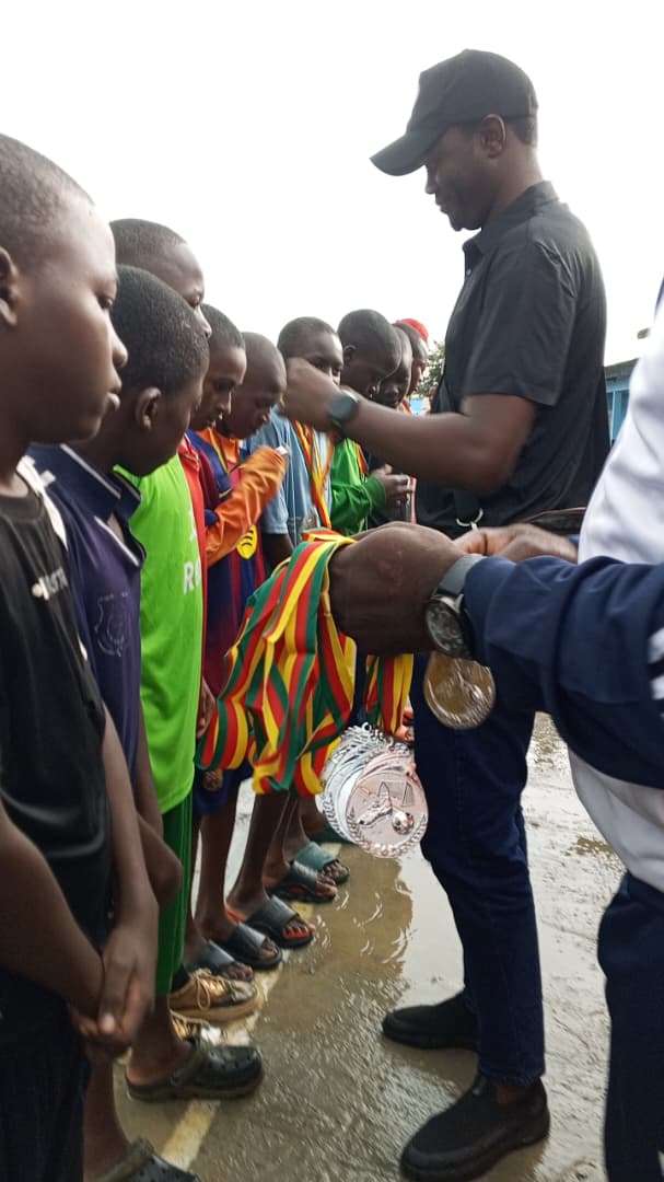 Élèves réunis autour d'une activité sportive scolaire.